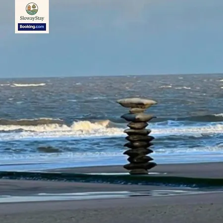 Апартаменты Sea View 1 Bedroom Flat With Pool - Ideal For Couples & Families By Slowaystay & Short Term