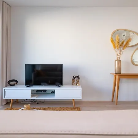 Sea View 1 Bedroom Flat With Pool - Ideal For Couples & Families By Slowaystay & Short Term Ostend